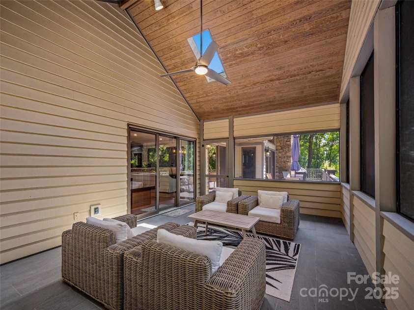 117 Little Cherokee Ridge, Hendersonville, NC 28739.  MLS# CAR4260992, YatesRealty ID 16651. 