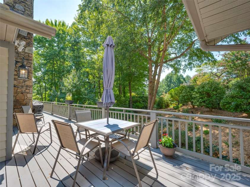 117 Little Cherokee Ridge, Hendersonville, NC 28739.  MLS# CAR4260992, YatesRealty ID 16651. 