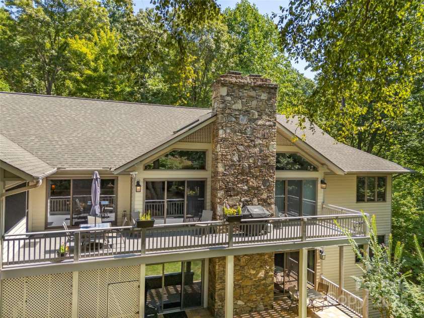 117 Little Cherokee Ridge, Hendersonville, NC 28739.  MLS# CAR4260992, YatesRealty ID 16651. 