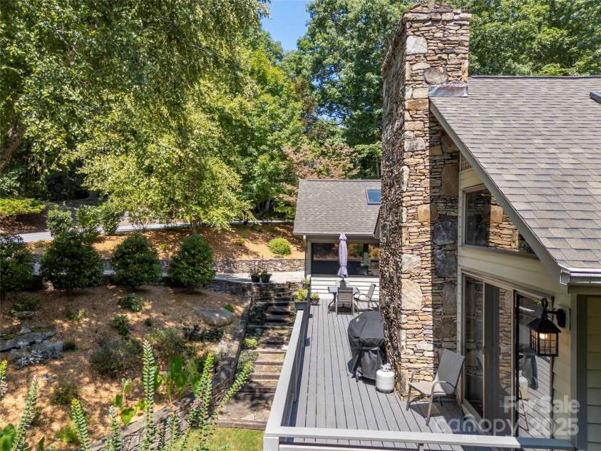 117 Little Cherokee Ridge, Hendersonville, NC 28739.  MLS# CAR4260992, YatesRealty ID 16651. 