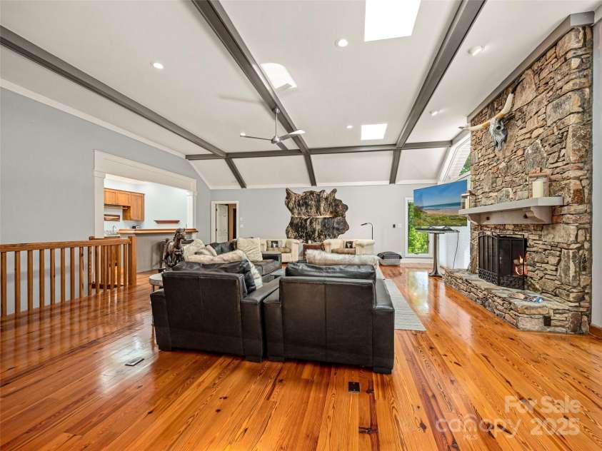 117 Little Cherokee Ridge, Hendersonville, NC 28739.  MLS# CAR4260992, YatesRealty ID 16651. 