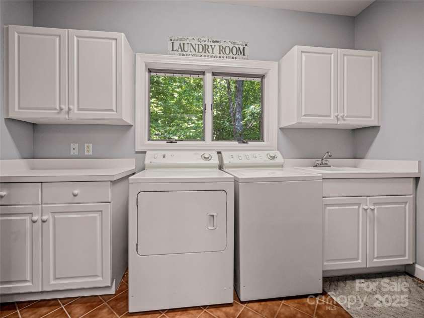 117 Little Cherokee Ridge, Hendersonville, NC 28739.  MLS# CAR4260992, YatesRealty ID 16651. 