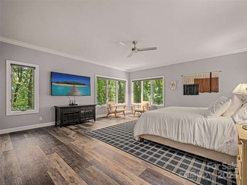 117 Little Cherokee Ridge, Hendersonville, NC 28739.  MLS# CAR4260992, YatesRealty ID 16651. 