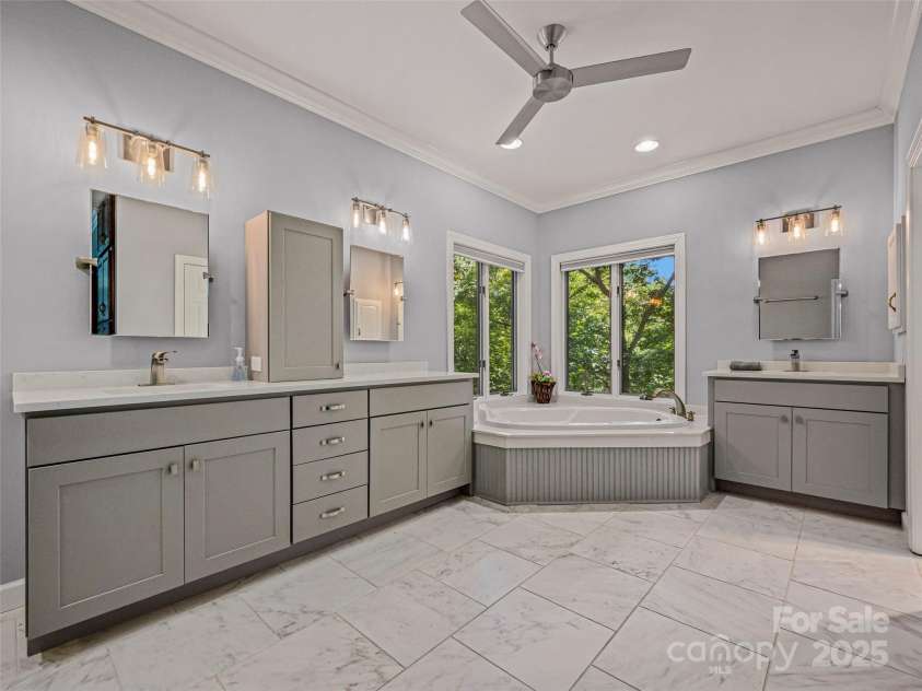 117 Little Cherokee Ridge, Hendersonville, NC 28739.  MLS# CAR4260992, YatesRealty ID 16651. 
