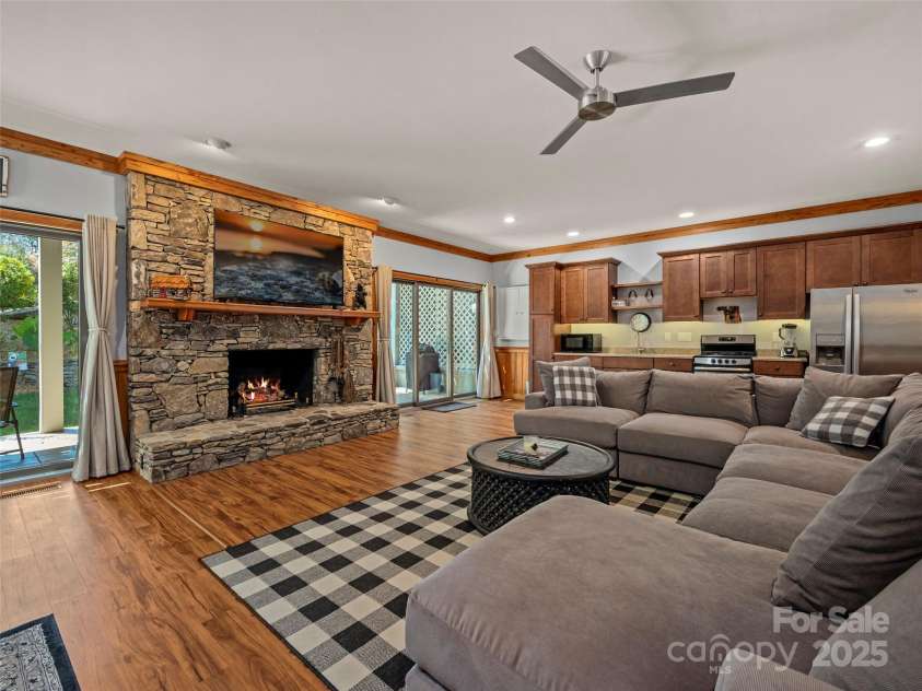 117 Little Cherokee Ridge, Hendersonville, NC 28739.  MLS# CAR4260992, YatesRealty ID 16651. 