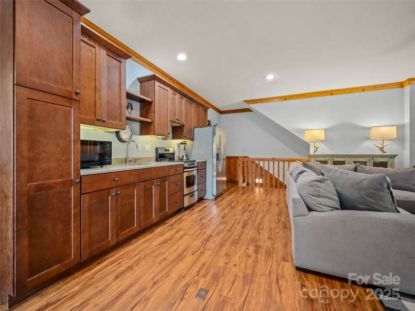 117 Little Cherokee Ridge, Hendersonville, NC 28739.  MLS# CAR4260992, YatesRealty ID 16651. 