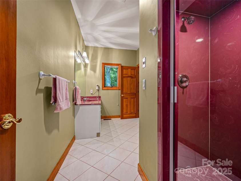 117 Little Cherokee Ridge, Hendersonville, NC 28739.  MLS# CAR4260992, YatesRealty ID 16651. 
