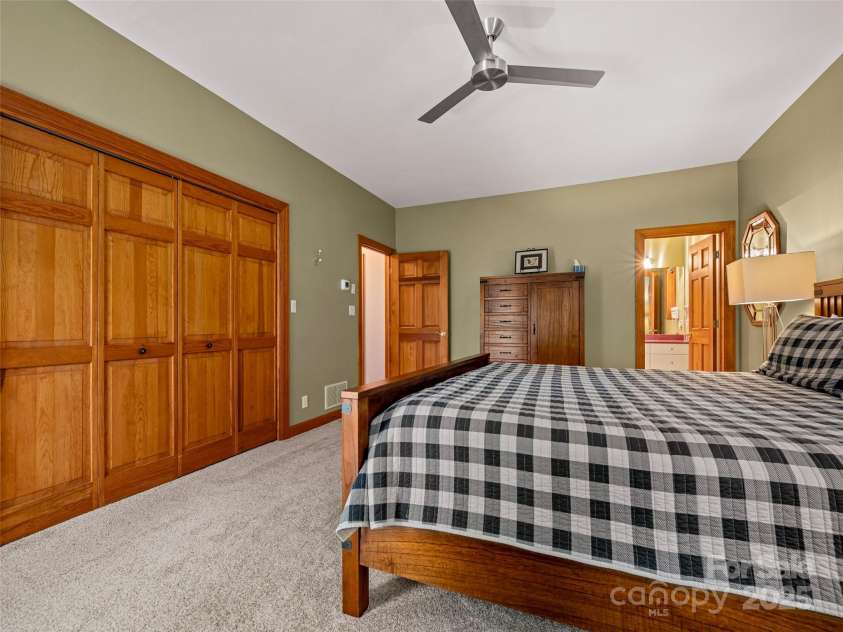 117 Little Cherokee Ridge, Hendersonville, NC 28739.  MLS# CAR4260992, YatesRealty ID 16651. 