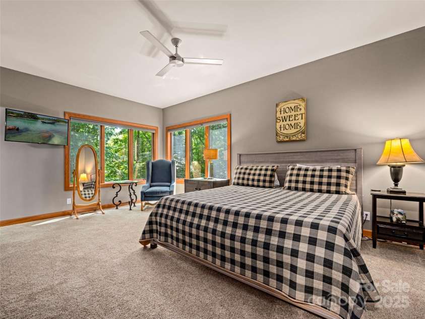 117 Little Cherokee Ridge, Hendersonville, NC 28739.  MLS# CAR4260992, YatesRealty ID 16651. 