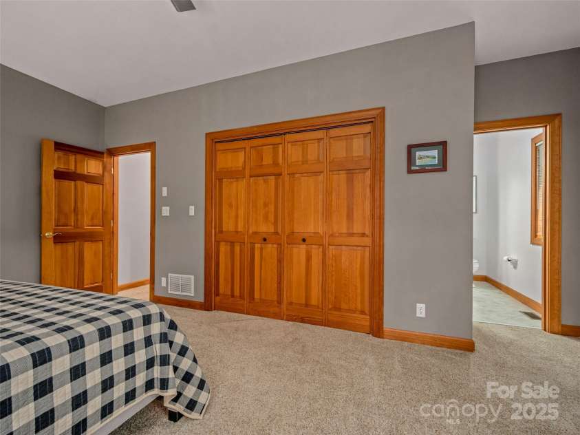 117 Little Cherokee Ridge, Hendersonville, NC 28739.  MLS# CAR4260992, YatesRealty ID 16651. 