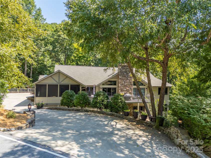 117 Little Cherokee Ridge, Hendersonville, NC 28739.  MLS# CAR4260992, YatesRealty ID 16651. 