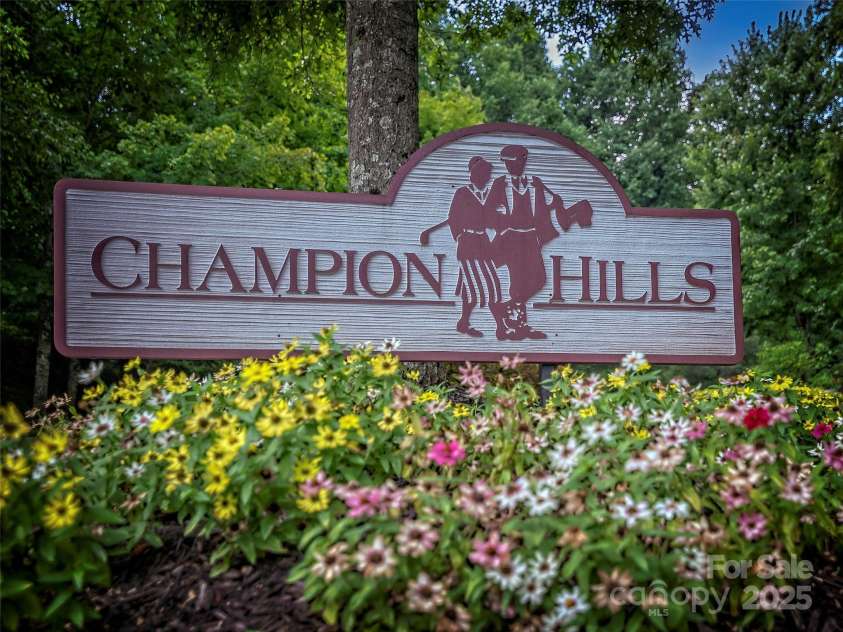 117 Little Cherokee Ridge, Hendersonville, NC 28739.  MLS# CAR4260992, YatesRealty ID 16651. 