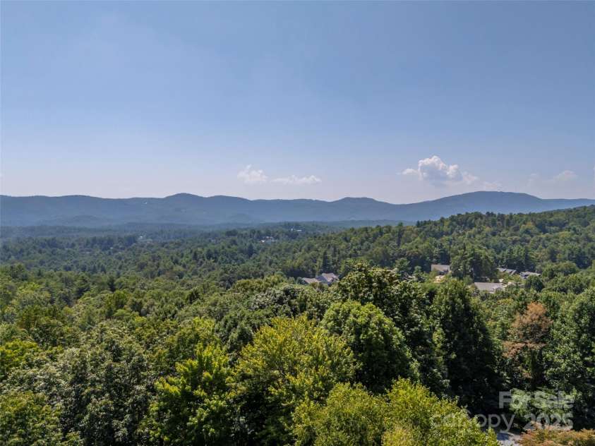 117 Little Cherokee Ridge, Hendersonville, NC 28739.  MLS# CAR4260992, YatesRealty ID 16651. 
