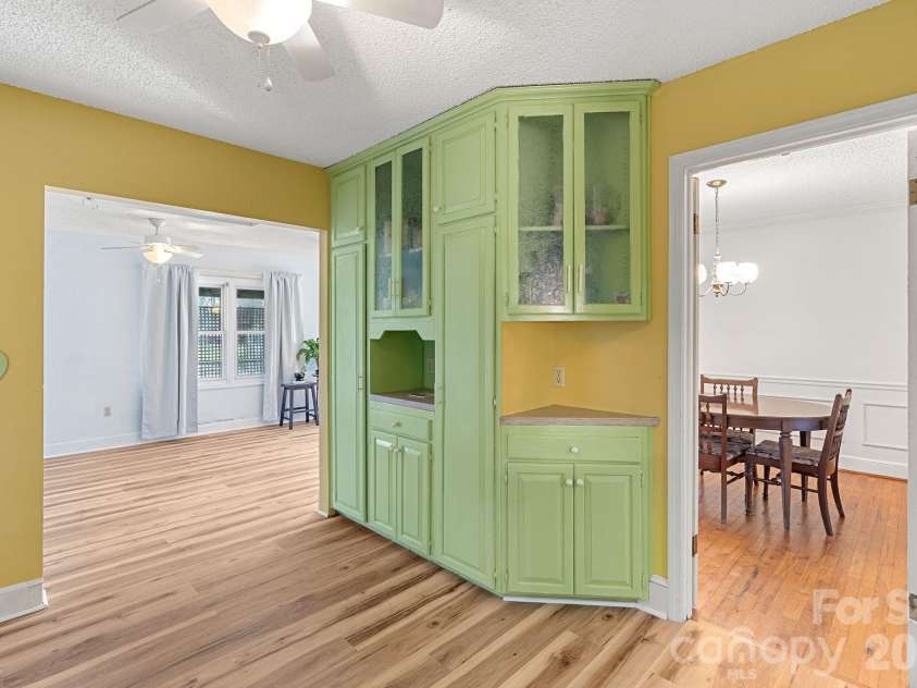 33 Fairfield Drive, Candler, NC 28715.  MLS# CAR4329964, YatesRealty ID 16651. 