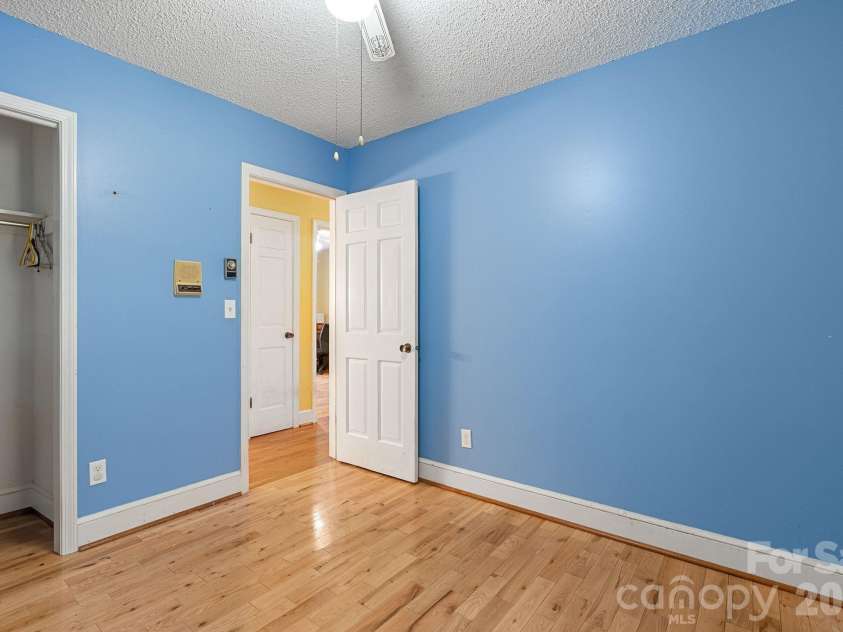 33 Fairfield Drive, Candler, NC 28715.  MLS# CAR4329964, YatesRealty ID 16651. 