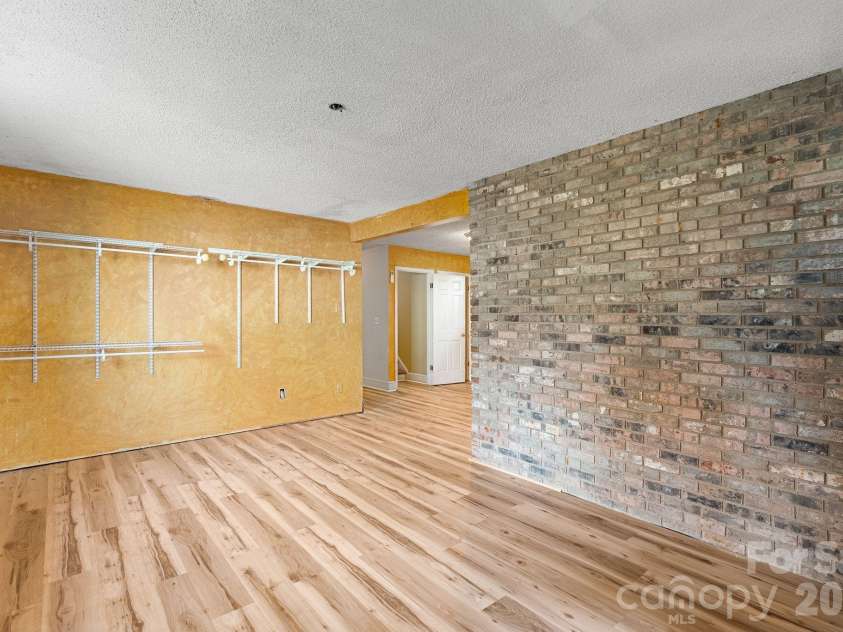 33 Fairfield Drive, Candler, NC 28715.  MLS# CAR4329964, YatesRealty ID 16651. 