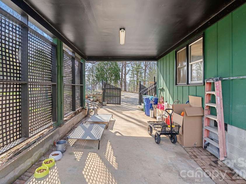 33 Fairfield Drive, Candler, NC 28715.  MLS# CAR4329964, YatesRealty ID 16651. 