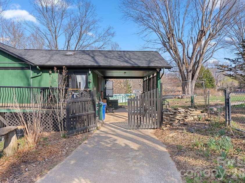 33 Fairfield Drive, Candler, NC 28715.  MLS# CAR4329964, YatesRealty ID 16651. 