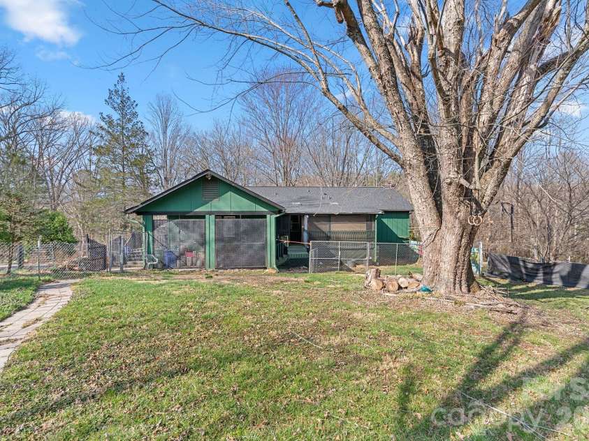 33 Fairfield Drive, Candler, NC 28715.  MLS# CAR4329964, YatesRealty ID 16651. 