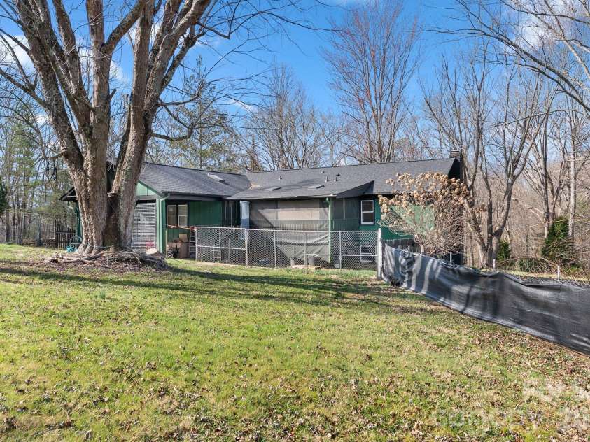 33 Fairfield Drive, Candler, NC 28715.  MLS# CAR4329964, YatesRealty ID 16651. 