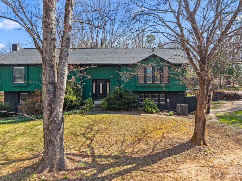33 Fairfield Drive, Candler, NC 28715.  MLS# CAR4329964, YatesRealty ID 16651. 