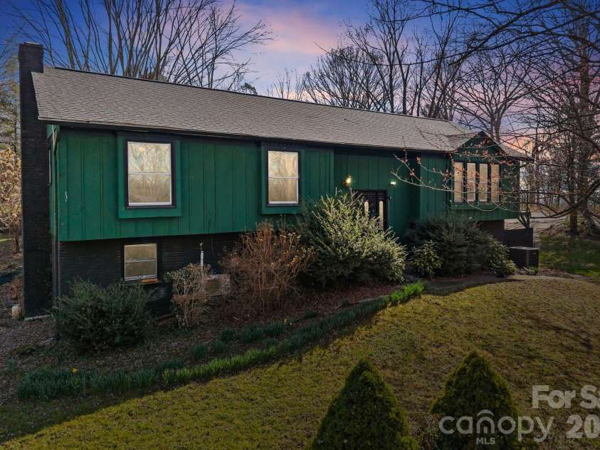 33 Fairfield Drive, Candler, NC 28715.  MLS# CAR4329964, YatesRealty ID 16651. 