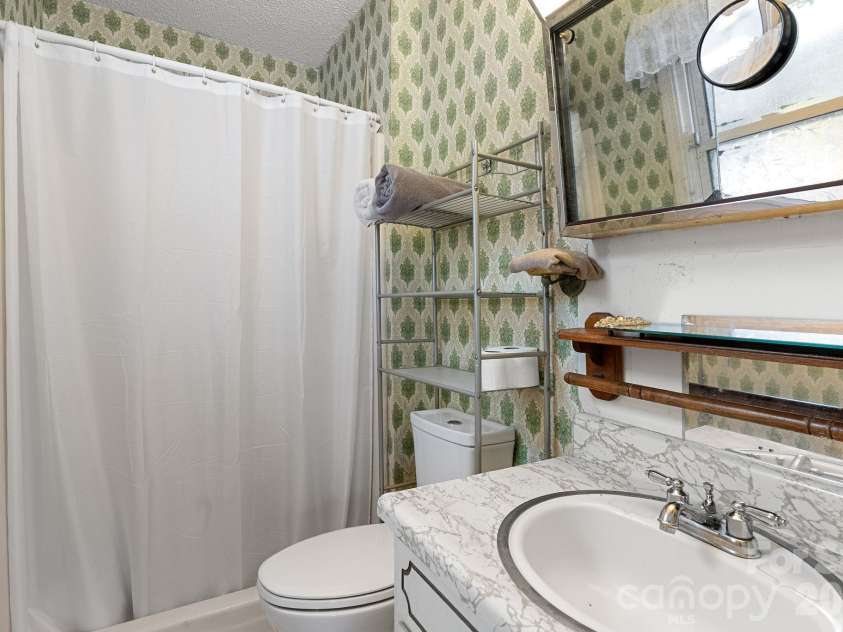 33 Fairfield Drive, Candler, NC 28715.  MLS# CAR4329964, YatesRealty ID 16651. Bath