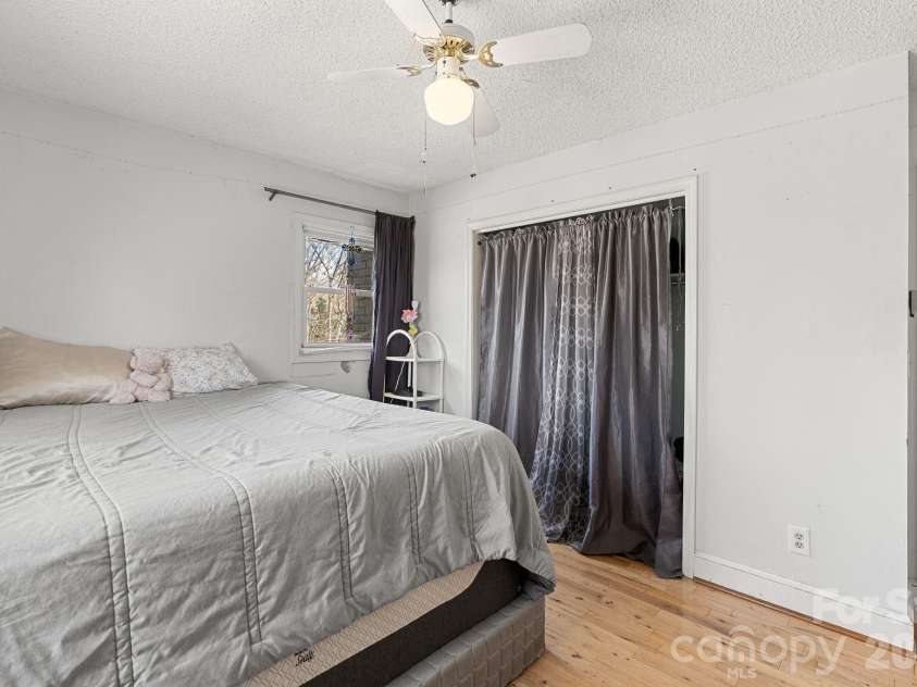 33 Fairfield Drive, Candler, NC 28715.  MLS# CAR4329964, YatesRealty ID 16651. Bedroom