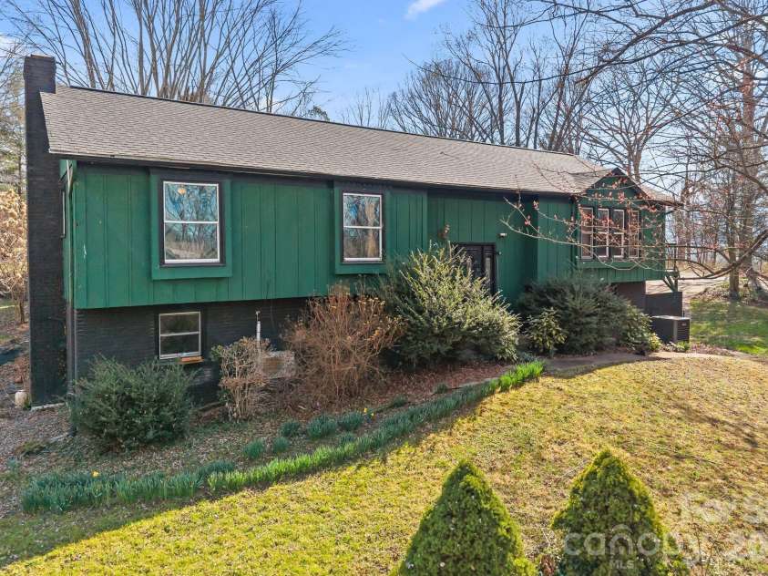 33 Fairfield Drive, Candler, NC 28715.  MLS# CAR4329964, YatesRealty ID 16651. Front