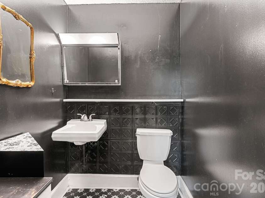 33 Fairfield Drive, Candler, NC 28715.  MLS# CAR4329964, YatesRealty ID 16651. Half Bath