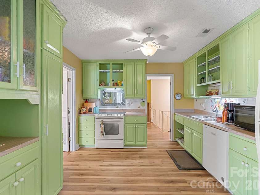 33 Fairfield Drive, Candler, NC 28715.  MLS# CAR4329964, YatesRealty ID 16651. Kitchen