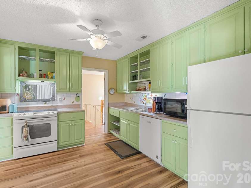 33 Fairfield Drive, Candler, NC 28715.  MLS# CAR4329964, YatesRealty ID 16651. Kitchen 