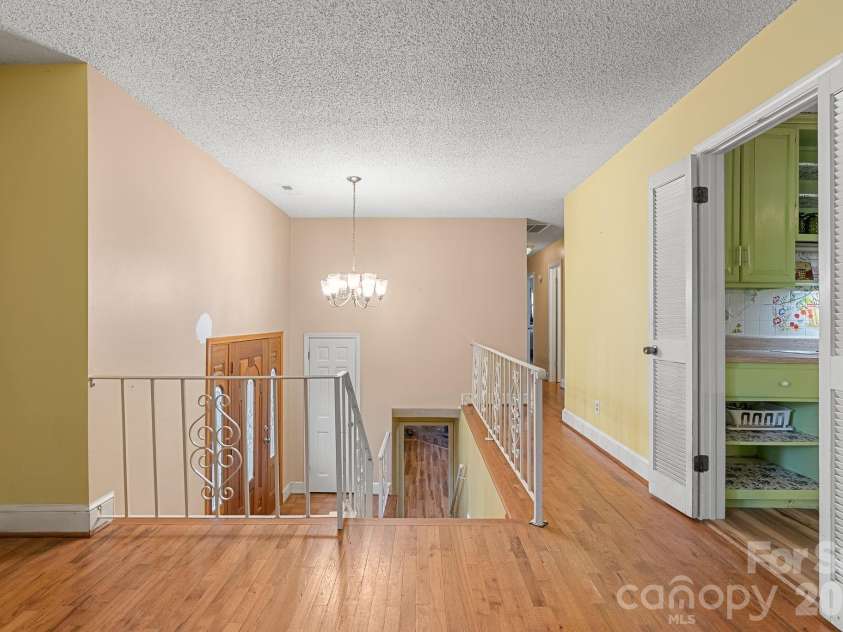 33 Fairfield Drive, Candler, NC 28715.  MLS# CAR4329964, YatesRealty ID 16651. Split Foyer