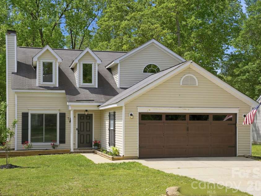 1629 Oak Knoll Lane, Charlotte, NC 28214.  MLS# CAR4367286, YatesRealty ID 16652. 