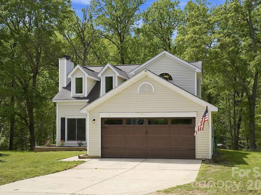 1629 Oak Knoll Lane, Charlotte, NC 28214.  MLS# CAR4367286, YatesRealty ID 16652. 