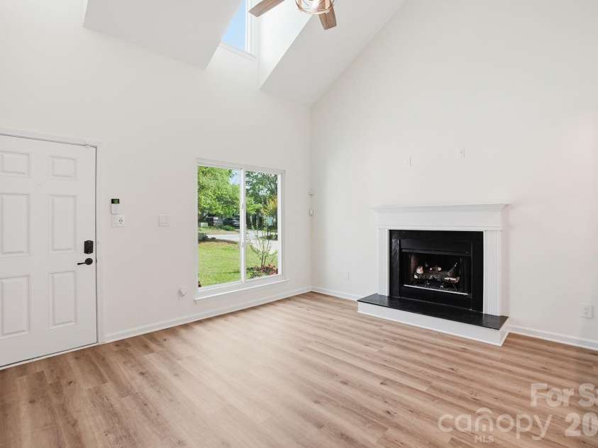 1629 Oak Knoll Lane, Charlotte, NC 28214.  MLS# CAR4367286, YatesRealty ID 16652. 