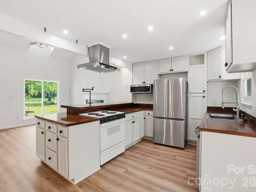 1629 Oak Knoll Lane, Charlotte, NC 28214.  MLS# CAR4367286, YatesRealty ID 16652. 