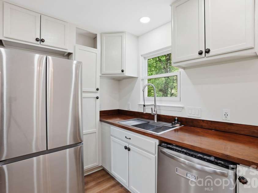 1629 Oak Knoll Lane, Charlotte, NC 28214.  MLS# CAR4367286, YatesRealty ID 16652. 