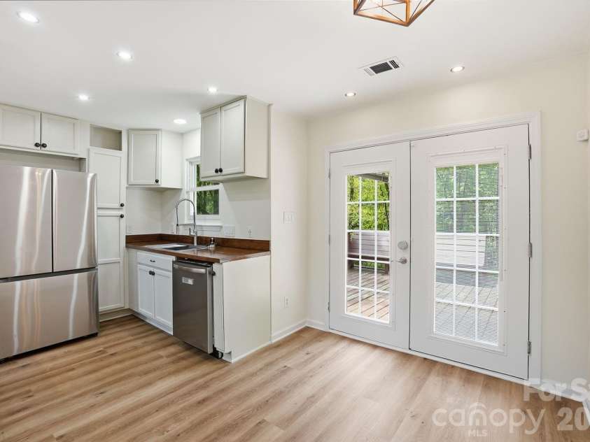 1629 Oak Knoll Lane, Charlotte, NC 28214.  MLS# CAR4367286, YatesRealty ID 16652. 