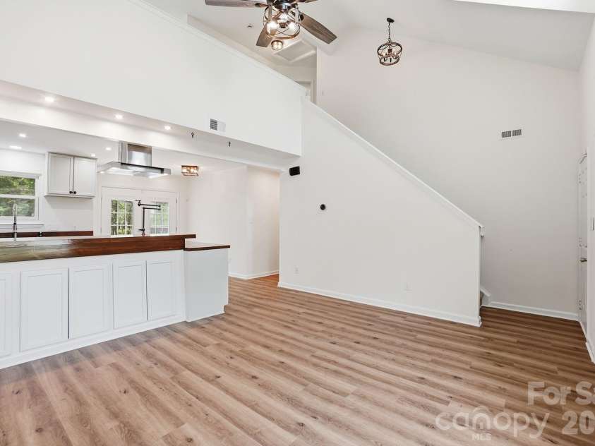 1629 Oak Knoll Lane, Charlotte, NC 28214.  MLS# CAR4367286, YatesRealty ID 16652. 