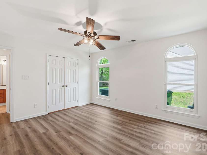 1629 Oak Knoll Lane, Charlotte, NC 28214.  MLS# CAR4367286, YatesRealty ID 16652. 