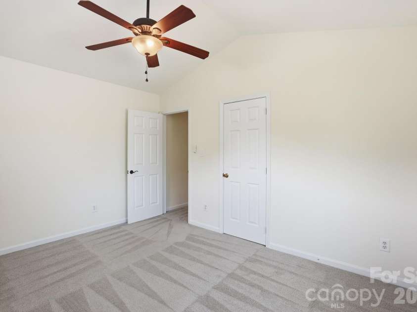 1629 Oak Knoll Lane, Charlotte, NC 28214.  MLS# CAR4367286, YatesRealty ID 16652. 