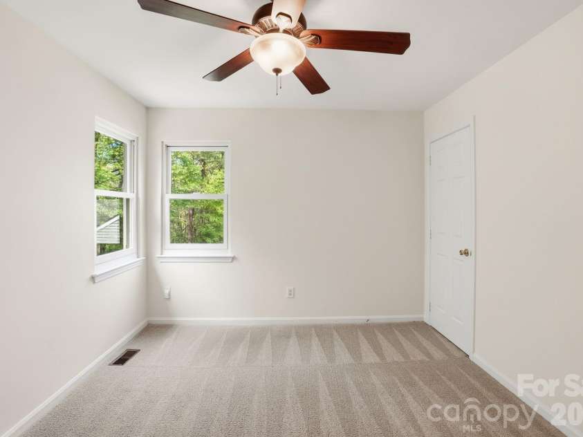 1629 Oak Knoll Lane, Charlotte, NC 28214.  MLS# CAR4367286, YatesRealty ID 16652. 