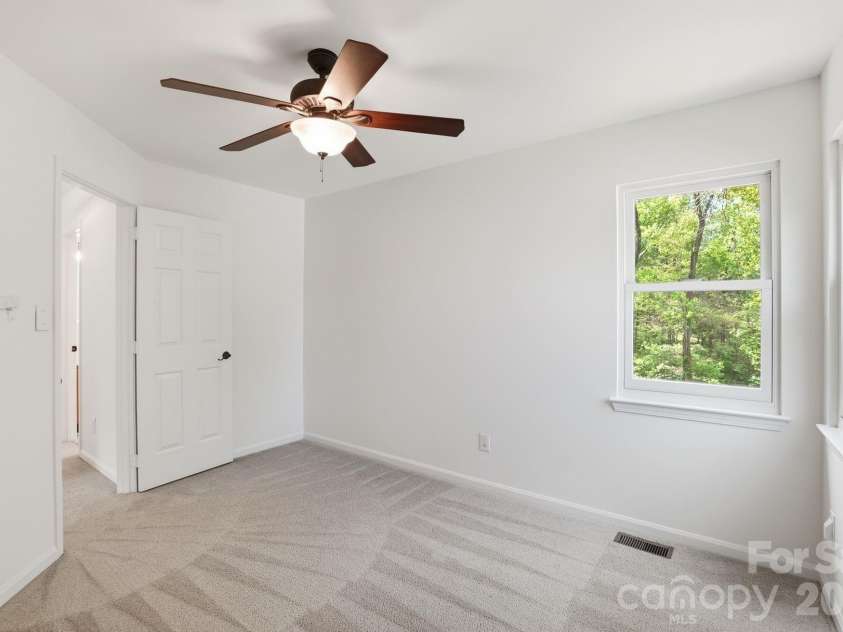 1629 Oak Knoll Lane, Charlotte, NC 28214.  MLS# CAR4367286, YatesRealty ID 16652. 