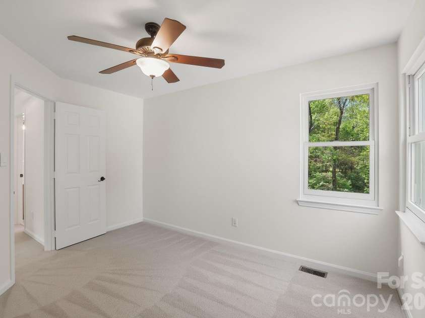 1629 Oak Knoll Lane, Charlotte, NC 28214.  MLS# CAR4367286, YatesRealty ID 16652. 