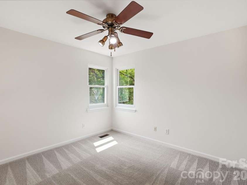 1629 Oak Knoll Lane, Charlotte, NC 28214.  MLS# CAR4367286, YatesRealty ID 16652. 