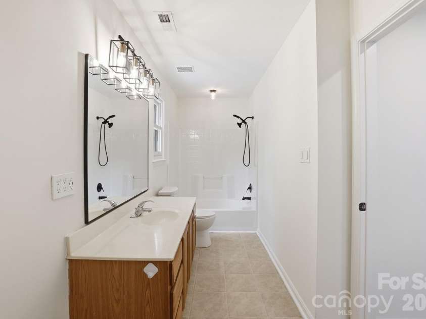 1629 Oak Knoll Lane, Charlotte, NC 28214.  MLS# CAR4367286, YatesRealty ID 16652. 