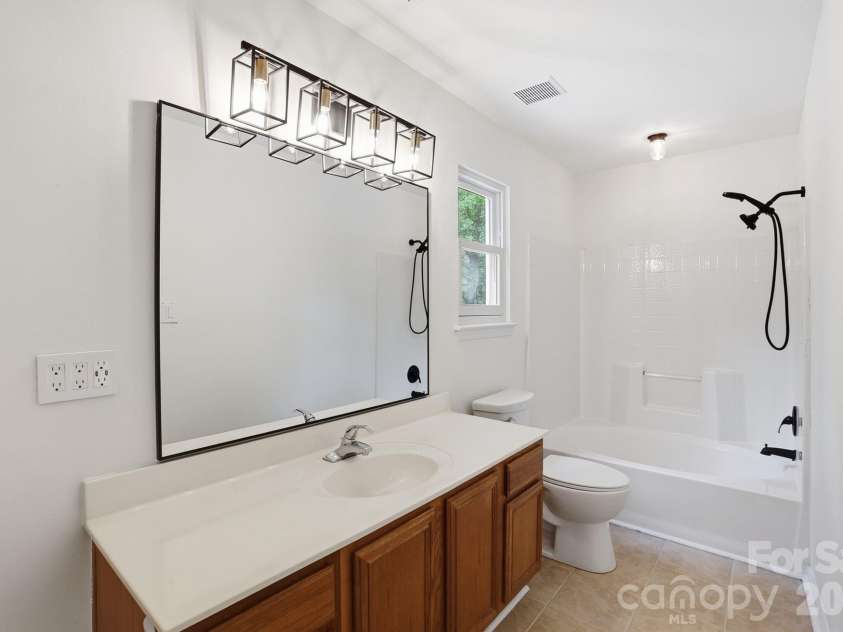 1629 Oak Knoll Lane, Charlotte, NC 28214.  MLS# CAR4367286, YatesRealty ID 16652. 