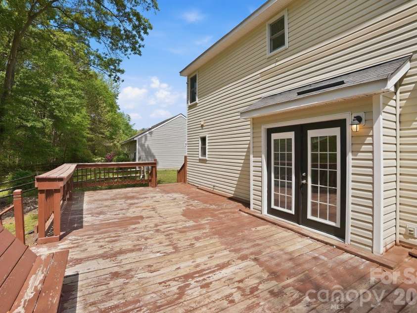 1629 Oak Knoll Lane, Charlotte, NC 28214.  MLS# CAR4367286, YatesRealty ID 16652. 