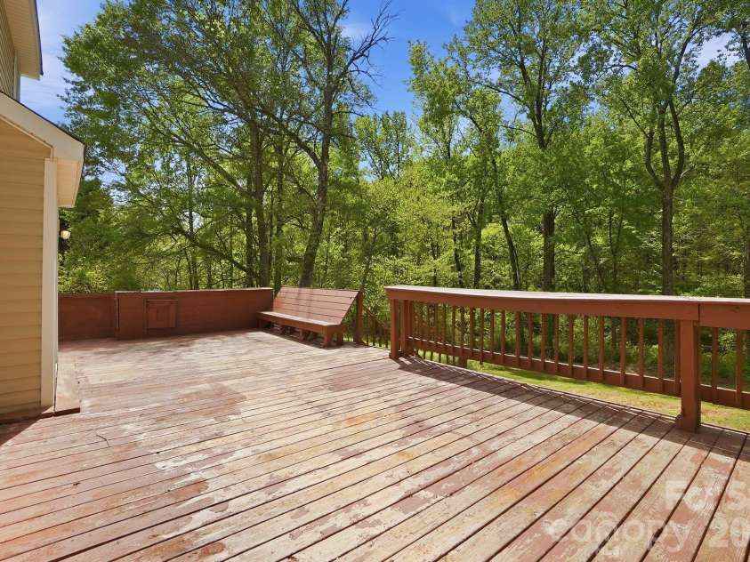 1629 Oak Knoll Lane, Charlotte, NC 28214.  MLS# CAR4367286, YatesRealty ID 16652. 